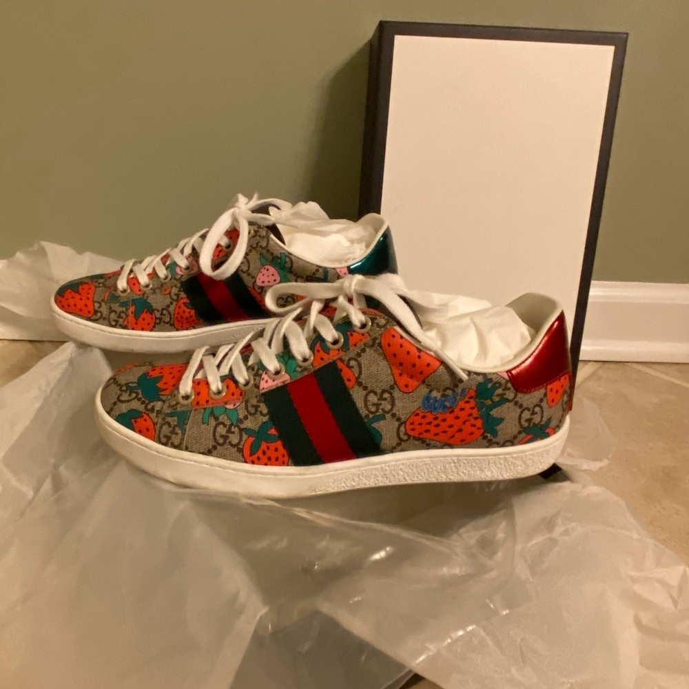 💯Authentic Strawberry Gucci Sneakers size 36 1/2